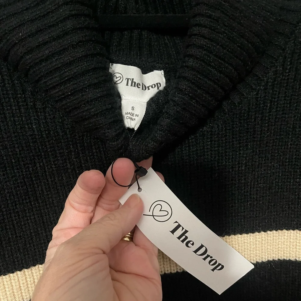 💕Stylish Black and Cream Striped Turtleneck Sweater 229 - Picture 5 of 5